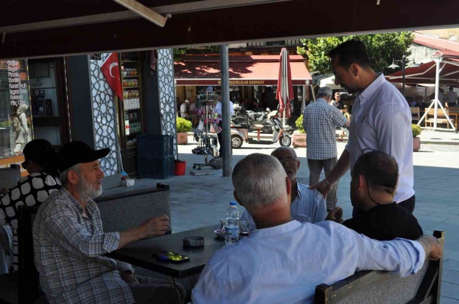 Genç Muhtar Baba Mesleğini Ve Esnaflığı Bir Arada Götürerek Takdir Topluyor