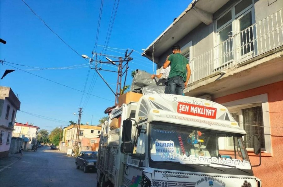 Deprem Sarstı, Kaza Yıktı: “kıyafetimiz Bile Kalmadı”