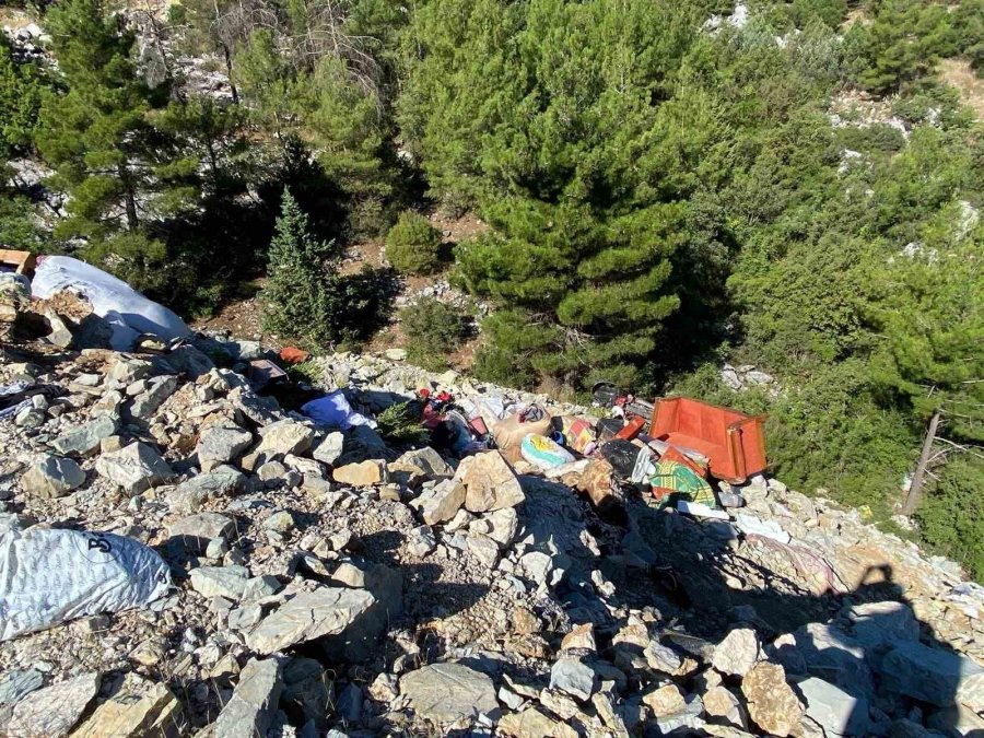 Deprem Sarstı, Kaza Yıktı: “kıyafetimiz Bile Kalmadı”