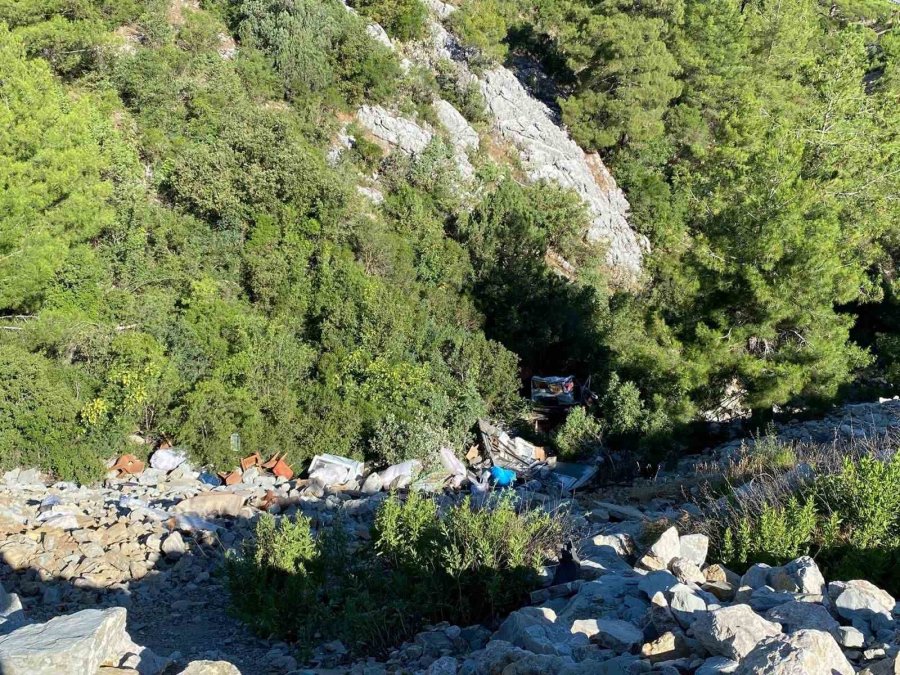 Deprem Sarstı, Kaza Yıktı: “kıyafetimiz Bile Kalmadı”