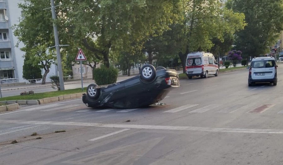 Takla Atan Araç İçinde Kalan Sürücüyü Çevredeki Vatandaşlar Kurtardı