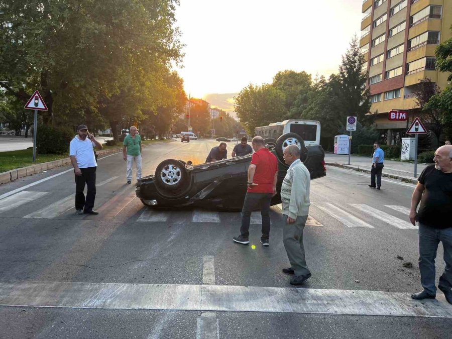 Takla Atan Araç İçinde Kalan Sürücüyü Çevredeki Vatandaşlar Kurtardı