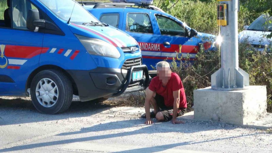 Kaza Yapan Alkollü Sürücü Jandarma Ve Sağlıkçıları Canından Bezdirdi