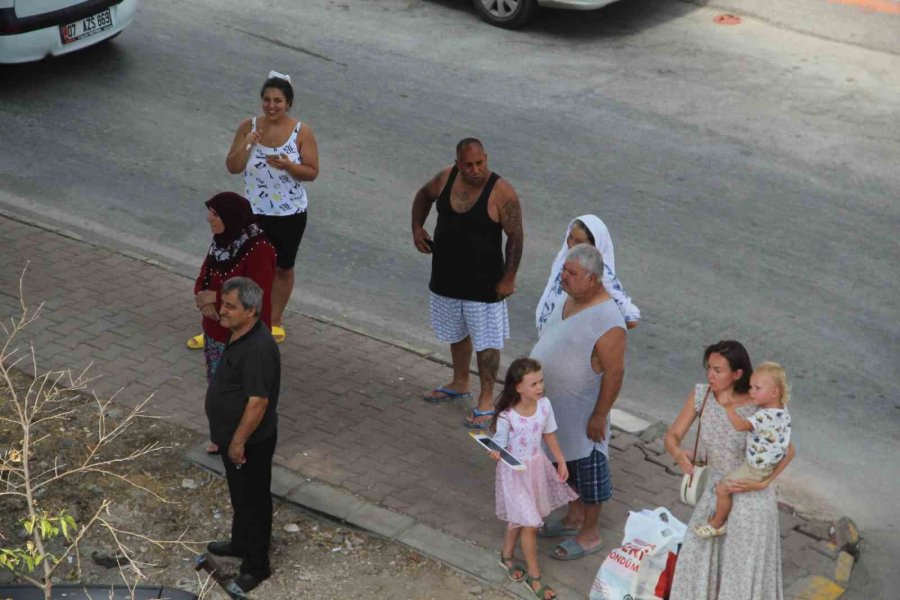 Alev Alev Yanan Tarihi Ev Mahalleliyi Sokağa Döktü