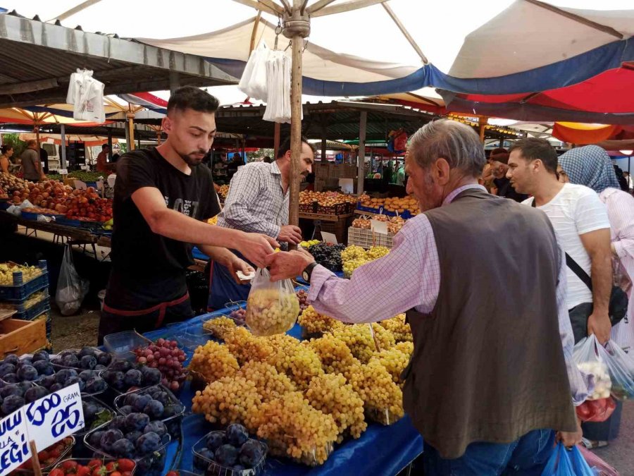 Pazar Tezgahları Üzümle Süslendi