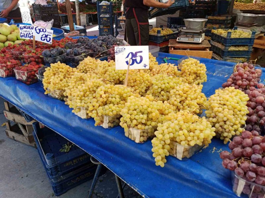 Pazar Tezgahları Üzümle Süslendi