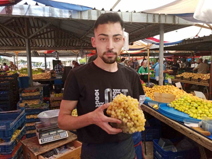 Pazar Tezgahları Üzümle Süslendi