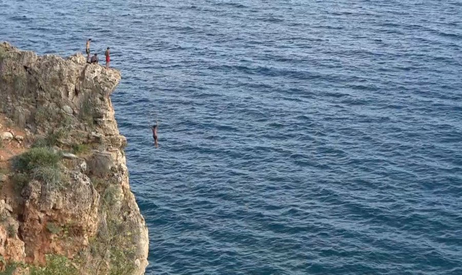 30 Metrelik Falezlerde Gençlerin Ölüm Oyunu