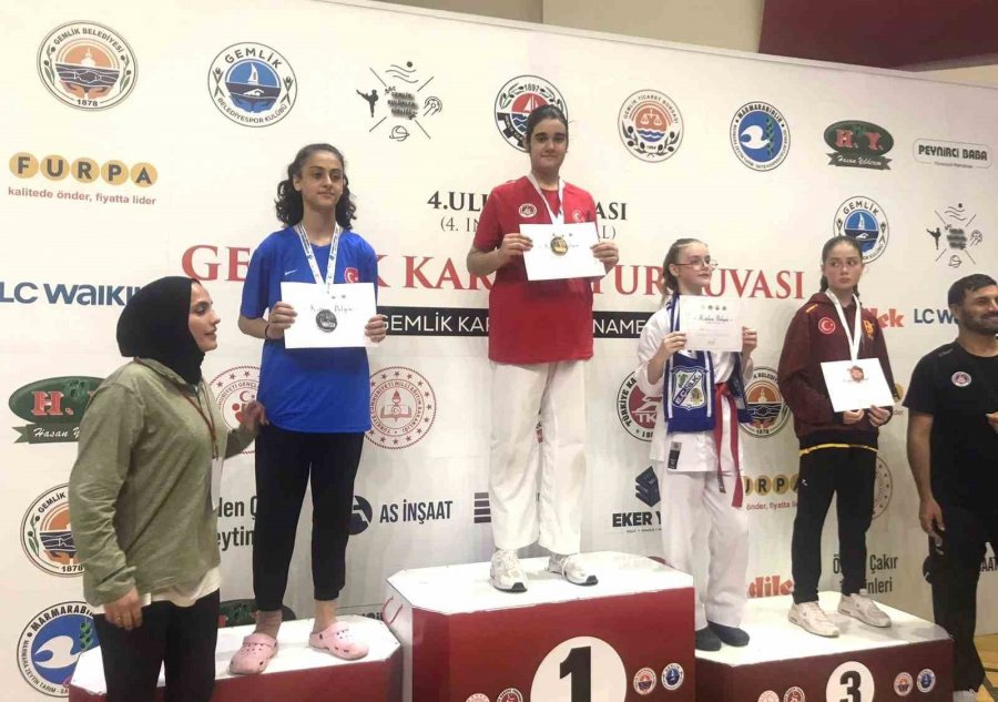 Eskişehirli Sporcular Uluslararası Turnuvaya Damga Vurdu