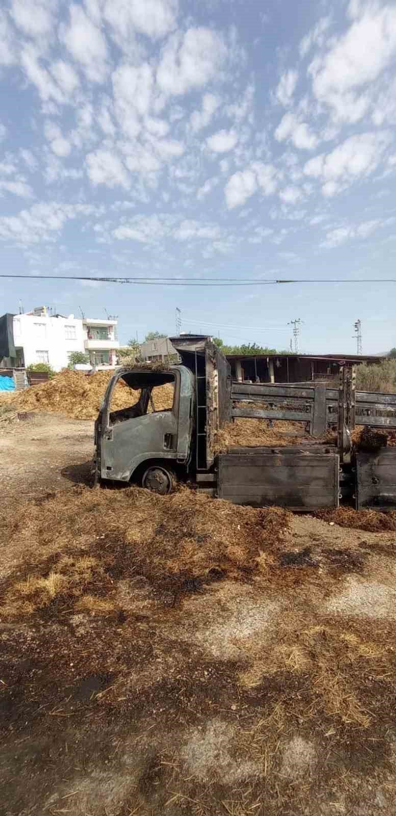 Elektrik Kablolarına Takılan Saman Balyası Yüklü Kamyon Yandı: 1 Ölü