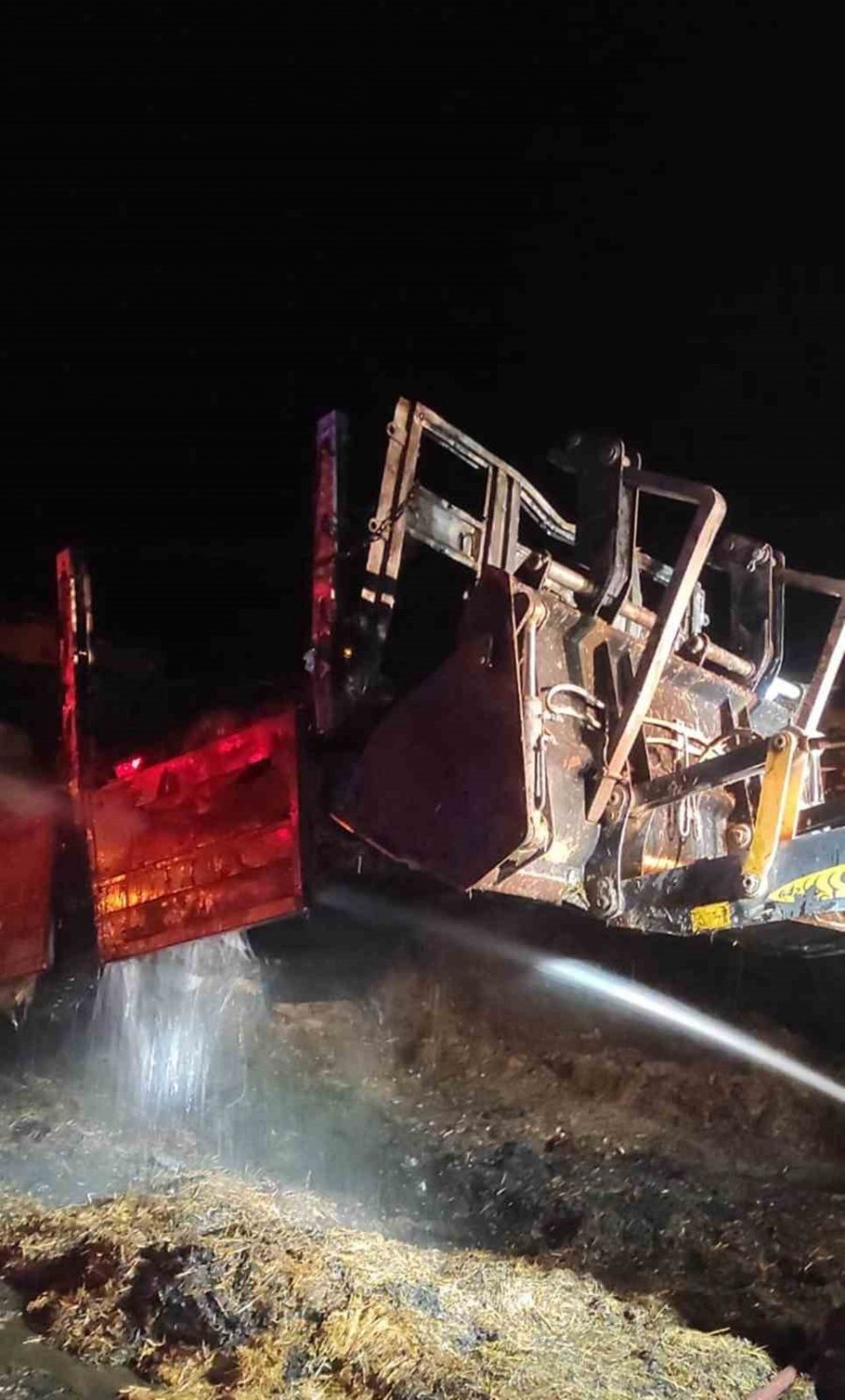 Elektrik Kablolarına Takılan Saman Balyası Yüklü Kamyon Yandı: 1 Ölü