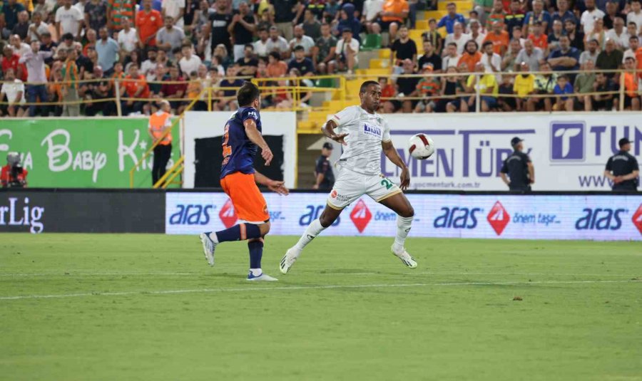 Trendyol Süper Lig: Alanyaspor: 1 - Başakşehir: 0 (ilk Yarı)