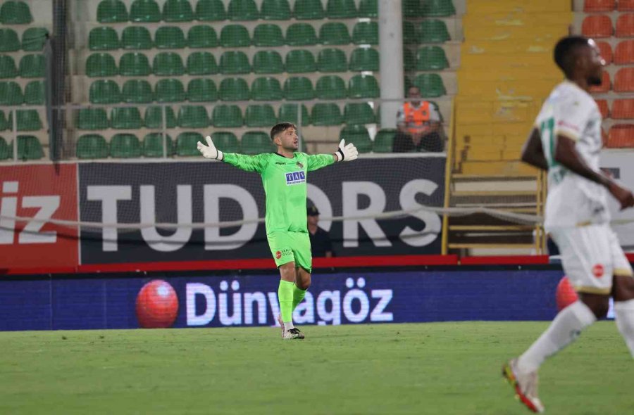 Trendyol Süper Lig: Alanyaspor: 1 - Başakşehir: 0 (ilk Yarı)