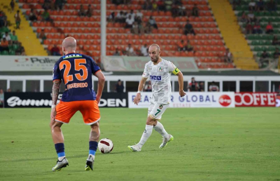 Trendyol Süper Lig: Alanyaspor: 1 - Başakşehir: 0 (ilk Yarı)