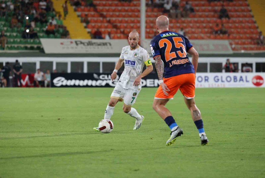 Trendyol Süper Lig: Alanyaspor: 1 - Başakşehir: 0 (ilk Yarı)