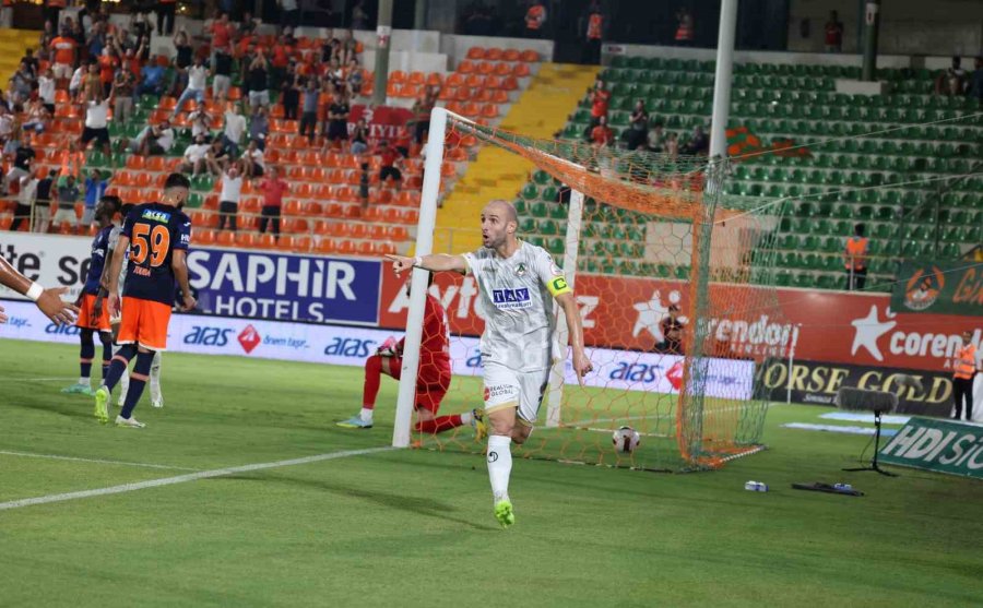 Trendyol Süper Lig: Alanyaspor: 1 - Başakşehir: 0 (ilk Yarı)