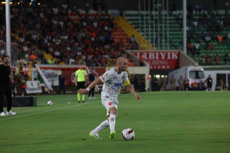 Trendyol Süper Lig: Alanyaspor: 1 - Başakşehir: 0 (ilk Yarı)