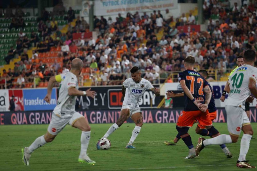 Trendyol Süper Lig: Alanyaspor: 1 - Başakşehir: 0 (ilk Yarı)