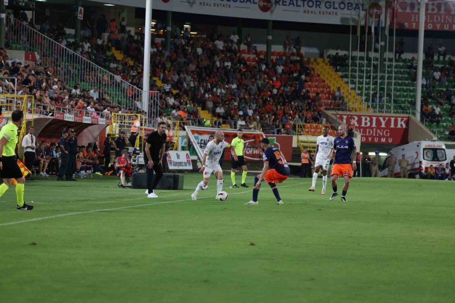 Trendyol Süper Lig: Alanyaspor: 1 - Başakşehir: 0 (ilk Yarı)