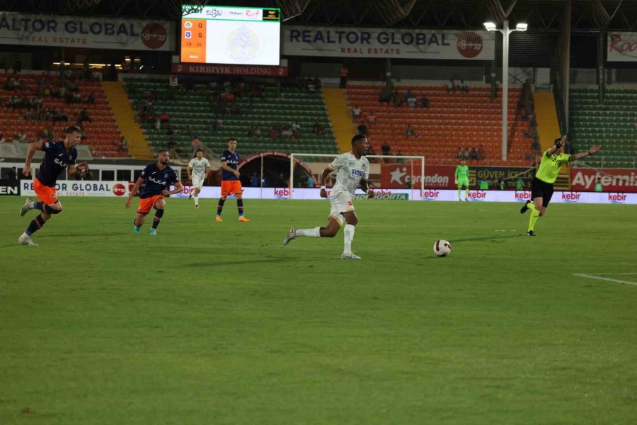 Trendyol Süper Lig: Alanyaspor: 1 - Başakşehir: 0 (ilk Yarı)