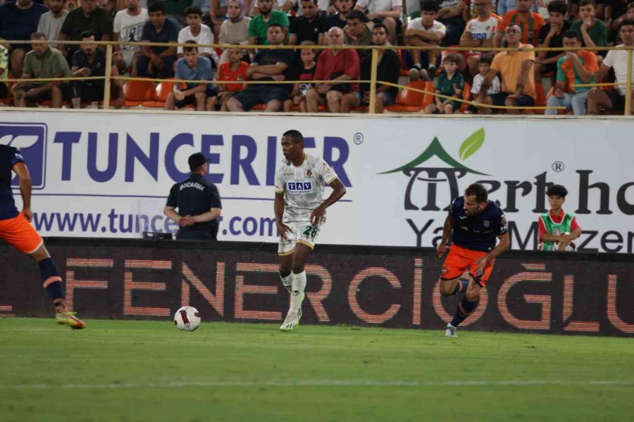 Trendyol Süper Lig: Alanyaspor: 1 - Başakşehir: 0 (ilk Yarı)