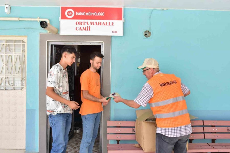 İnönü Belediyesi İlçe Genelinde Vatandaşlara Şapka Dağıttı