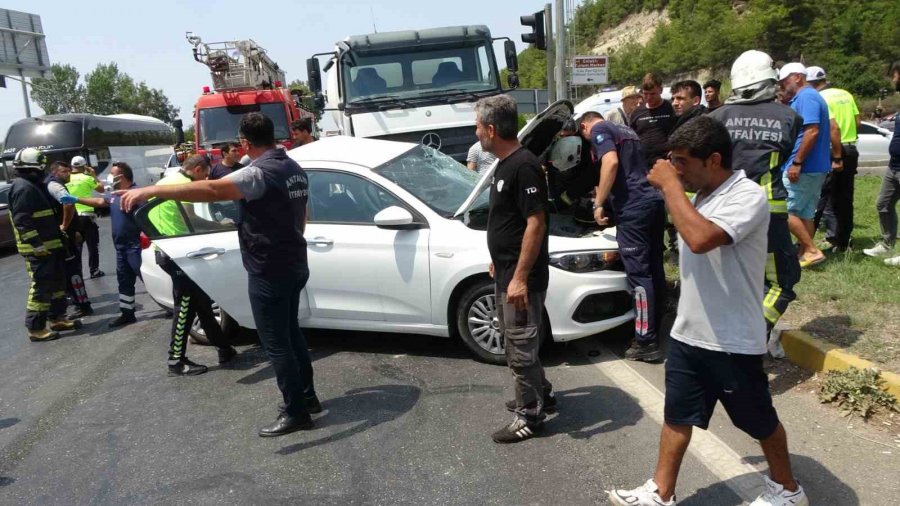 Beton Mikseri İle Otomobil Çarpıştı: 1’i Ağır 4 Yaralı