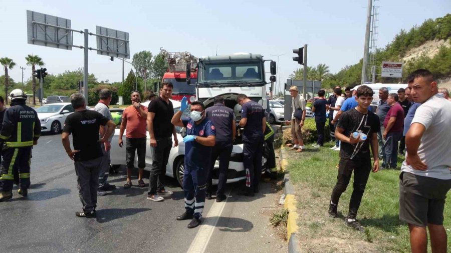 Beton Mikseri İle Otomobil Çarpıştı: 1’i Ağır 4 Yaralı