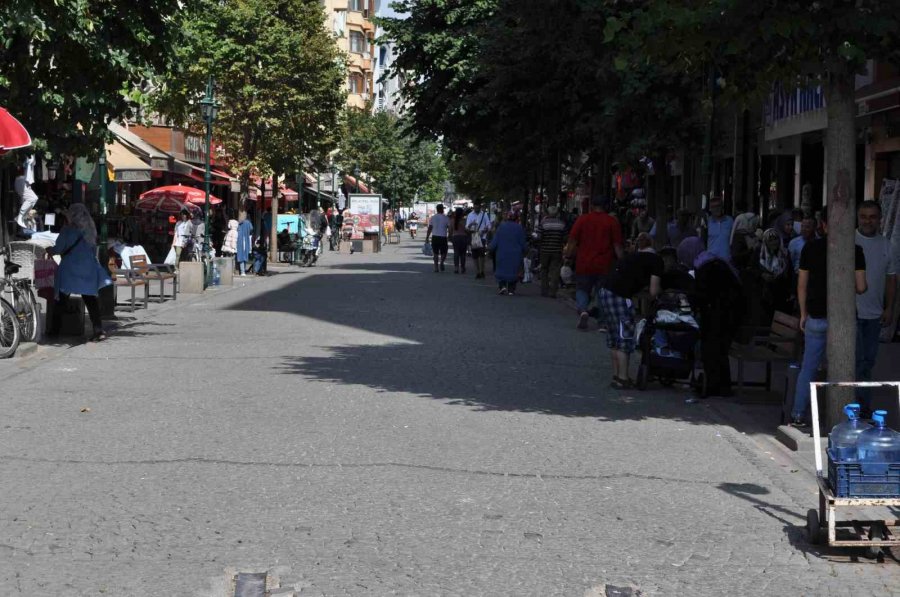 Güneşli Alanlardan Kaçınan Vatandaşlar Gölgelerde Kalabalık Oluşturdu