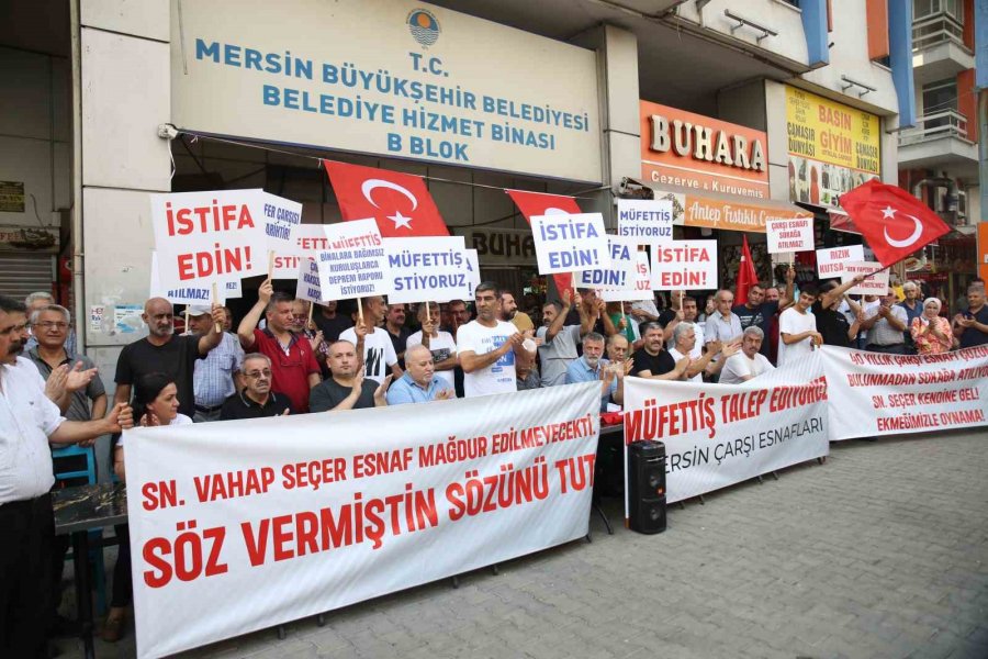 Mersin’de Çarşı Esnafı Dükkanlarının Yıkılmaması İçin Yolu Trafiğe Kapattı