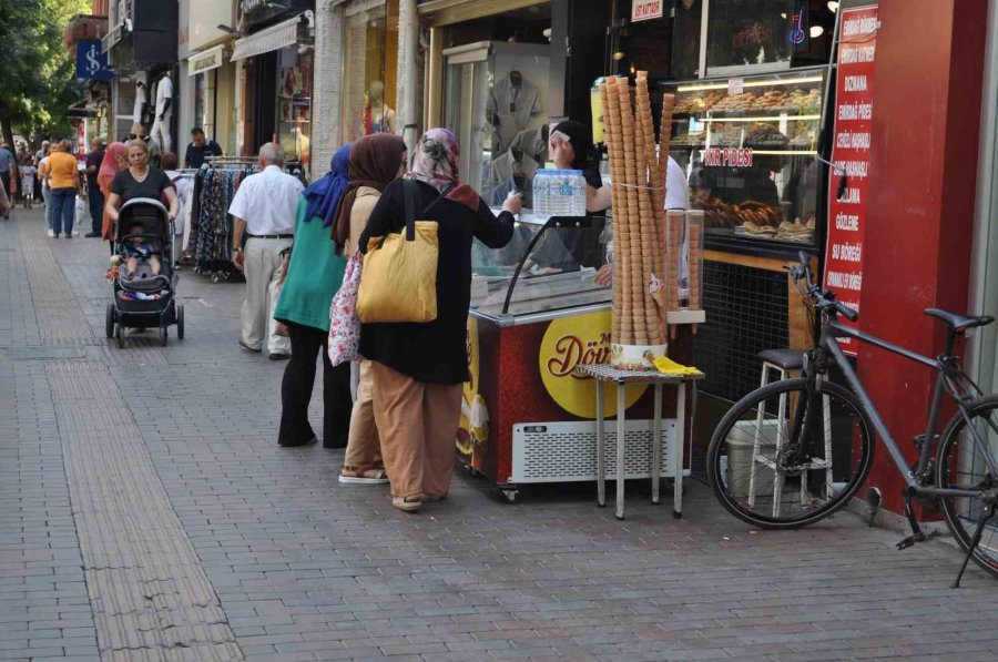 Güneşli Alanlardan Kaçınan Vatandaşlar Gölgelerde Kalabalık Oluşturdu