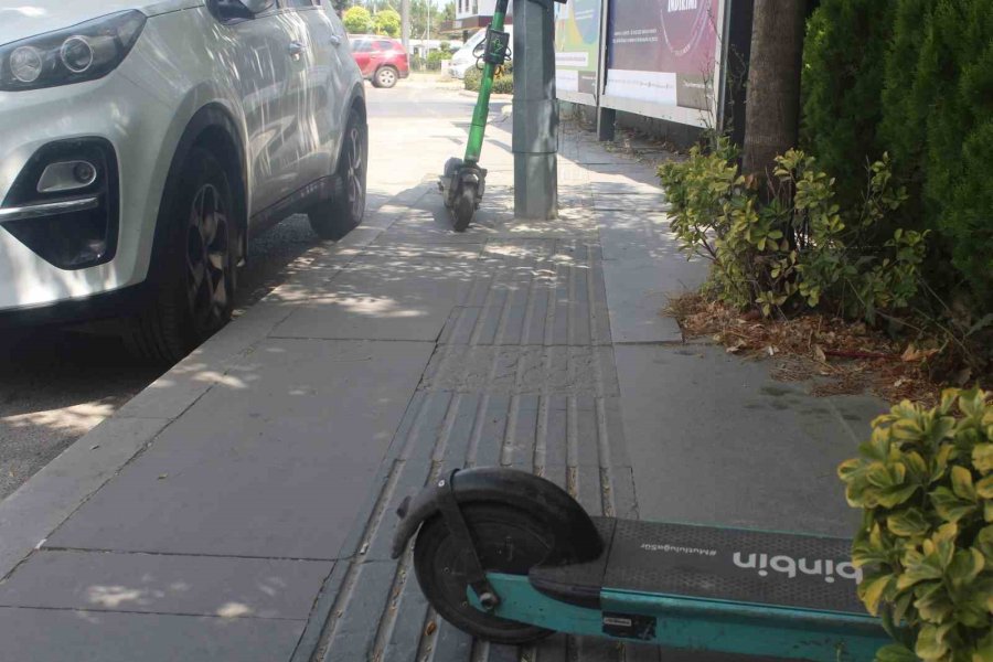 Elektrikli Scooterların Kaldırımdaki Görme Engelli Yolunu Kapatması Tepki Çekti