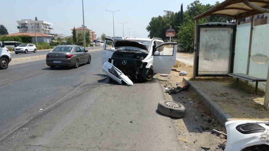 Tali Yoldan Çıkan Minibüse Otomobiller Çarptı: 5 Yaralı