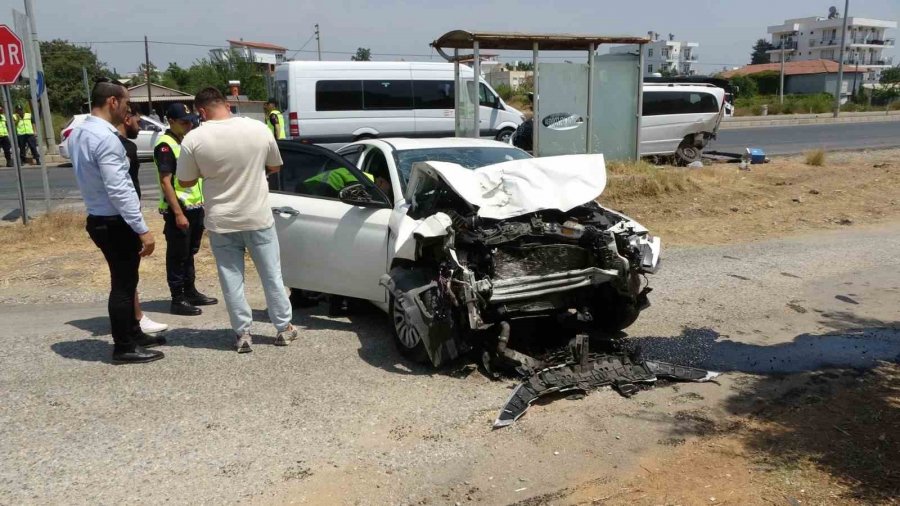 Tali Yoldan Çıkan Minibüse Otomobiller Çarptı: 5 Yaralı