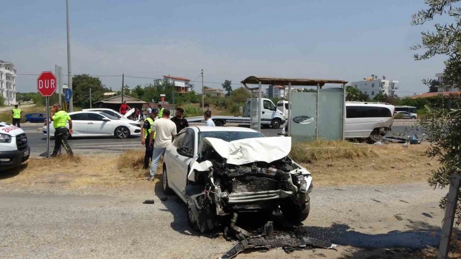 Tali Yoldan Çıkan Minibüse Otomobiller Çarptı: 5 Yaralı