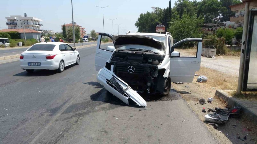 Tali Yoldan Çıkan Minibüse Otomobiller Çarptı: 5 Yaralı