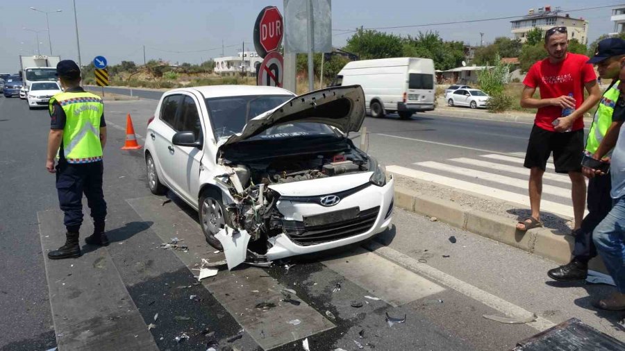 Tali Yoldan Çıkan Minibüse Otomobiller Çarptı: 5 Yaralı