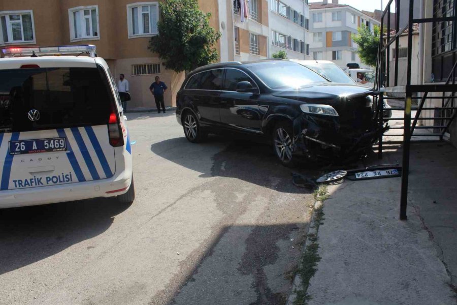 Eskişehir’de İki Araç Kafa Kafaya Çarpıştı