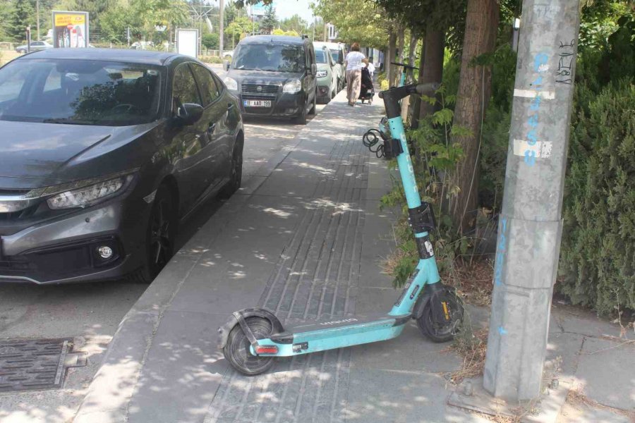 Elektrikli Scooterların Kaldırımdaki Görme Engelli Yolunu Kapatması Tepki Çekti