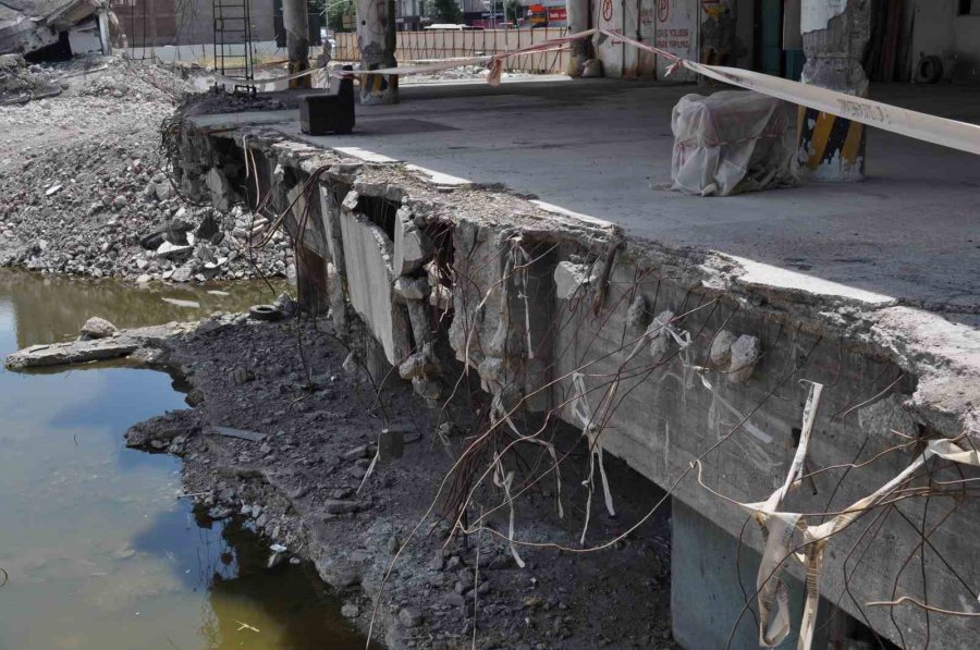 Yıllardır Atıl Durumda Olan Eski Otogar Binası Yıkılmayı Bekliyor