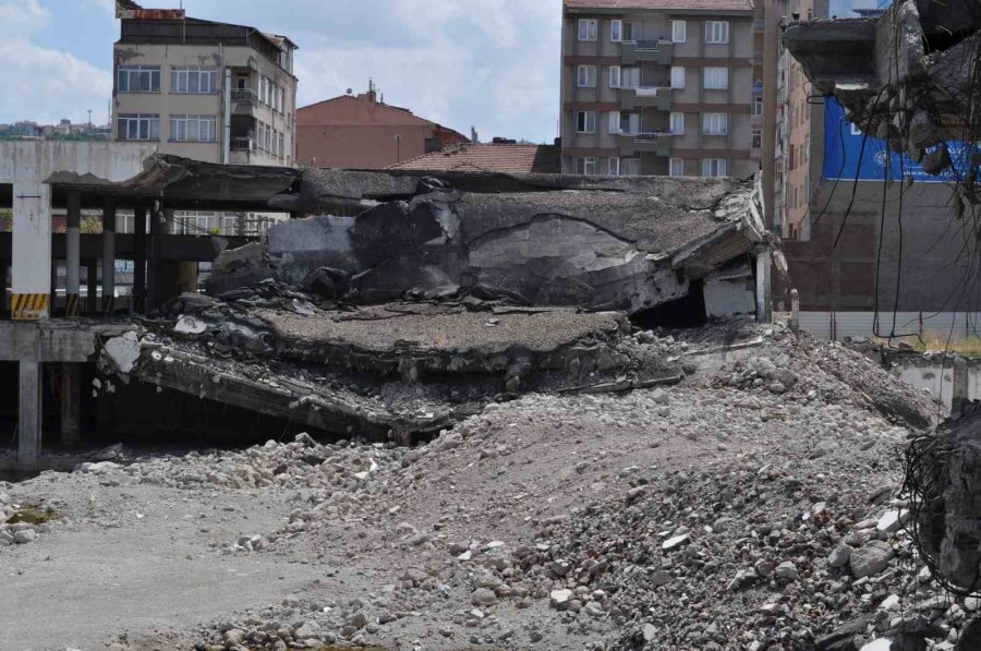 Yıllardır Atıl Durumda Olan Eski Otogar Binası Yıkılmayı Bekliyor