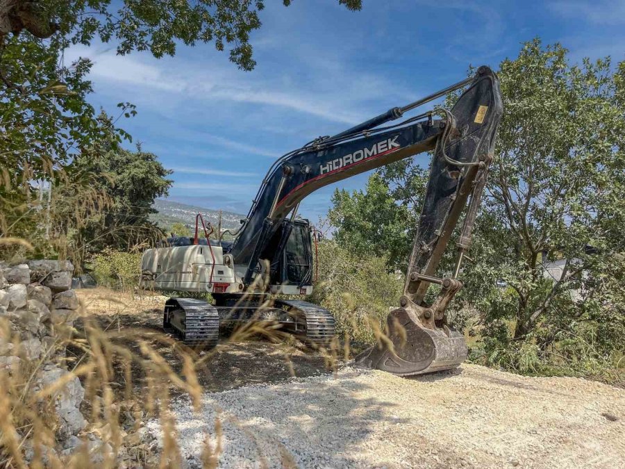 Tarsus’ta Kırsal Mahallerin Yol Sorunu Çözülüyor