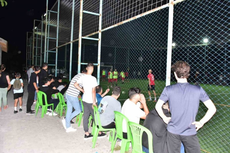 İnönü’de Halı Saha Turnuvası Tüm Heyecanıyla Devam Ediyor