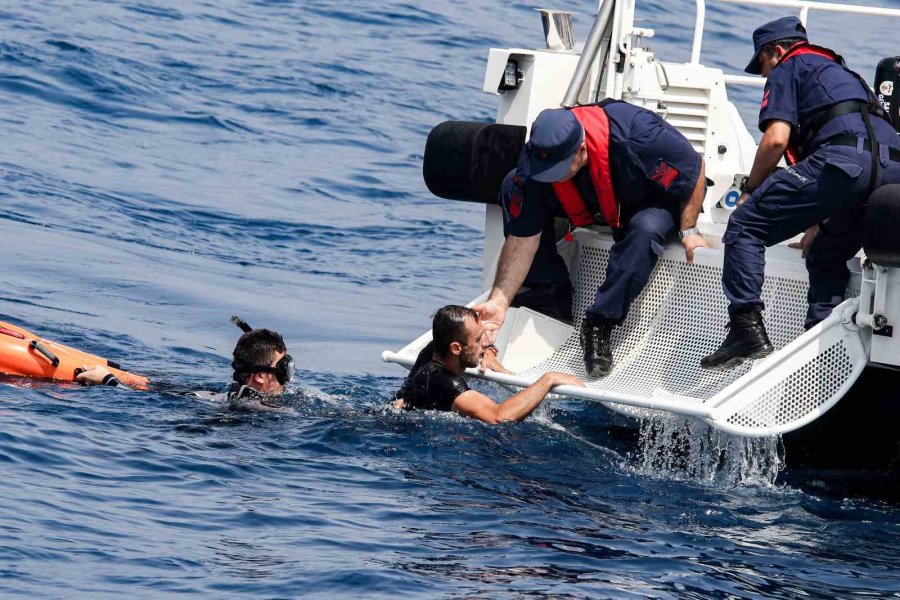 Antalya’da Sahil Güvenlik Komutanlığı Ekiplerinden Nefes Kesen Kurtarma Tatbikatı