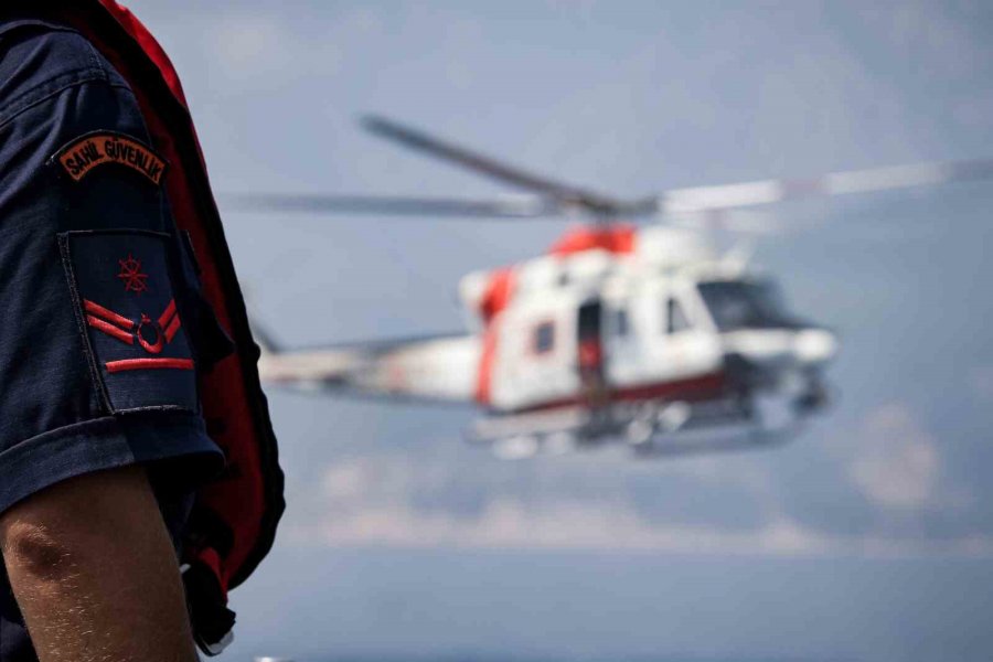 Antalya’da Sahil Güvenlik Komutanlığı Ekiplerinden Nefes Kesen Kurtarma Tatbikatı