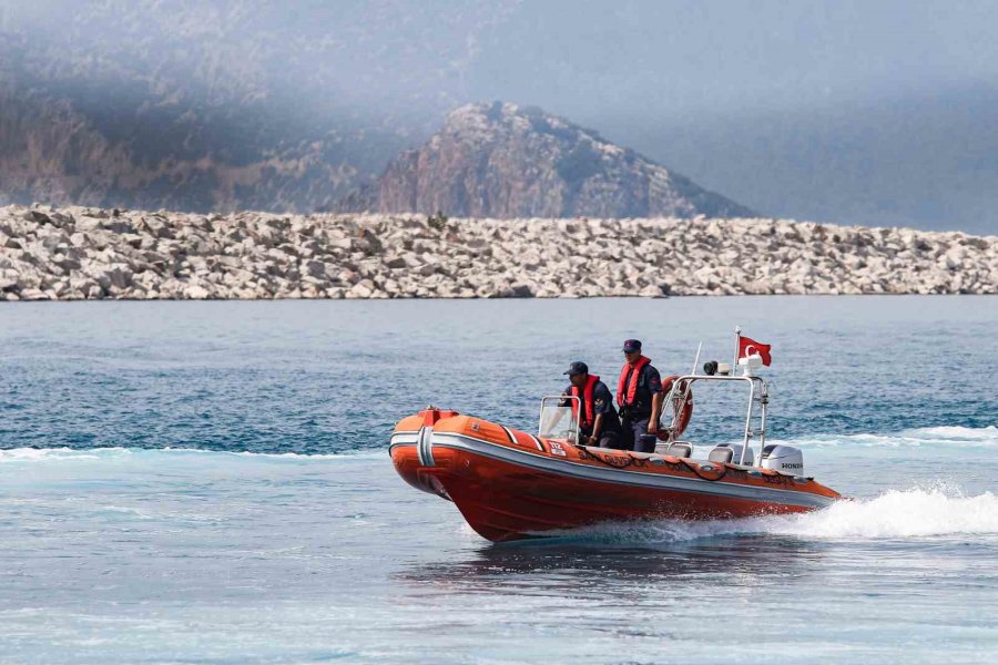 Antalya’da Sahil Güvenlik Komutanlığı Ekiplerinden Nefes Kesen Kurtarma Tatbikatı