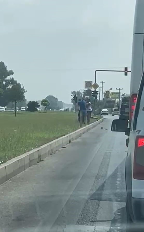 Tartıştıkları Minibüs Şoförünü Herkesin Gözü Önünde Darp Ettiler