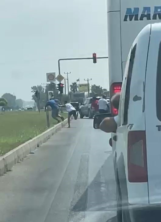 Tartıştıkları Minibüs Şoförünü Herkesin Gözü Önünde Darp Ettiler