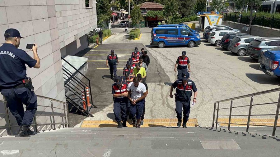 Silah Zoruyla Küçükbaş Hayvan Ve Para Gasp Eden Yabancı Uyruklu 7 Şahıs Adliyeye Sevk Edildi