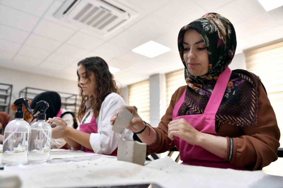 Seramik Kursuyla Hem Hobi Ediniyor, Hem De Yeni Meslek Alanlarının Kapısını Açıyorlar